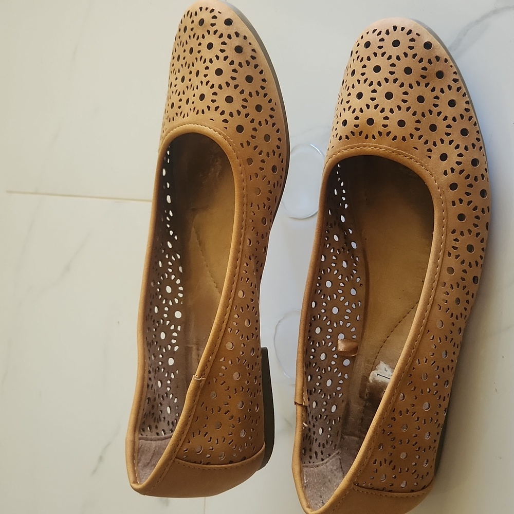 White Mountain Perforated Golden Mustard Brown Sz 9 1/2M Flats - Picture 3 of 11